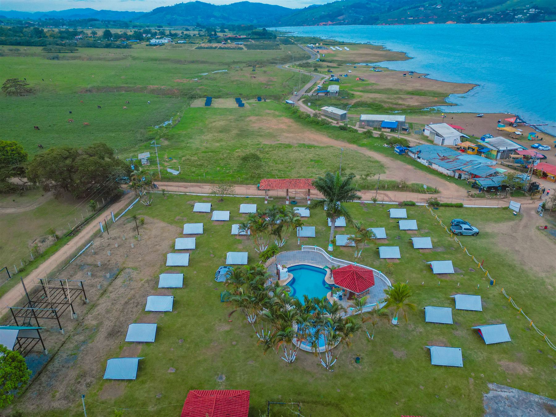 Campamento CAMCOL completo a orillas del Lago Calima